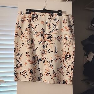 Like New: White House Black Market skirt, size 14, Cream w/ peach & black